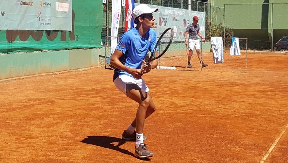 Luka Mikrut mladi splitski tenisač