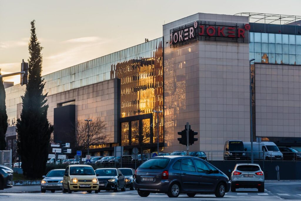 Na ovoj fotografiji se nalazi trgovački centar Joker u Splitu. Unutar njega se nalazi ćevabdžinica Chevap by Duje Pisac u kojem je maldi par izašao na romantični spoj.