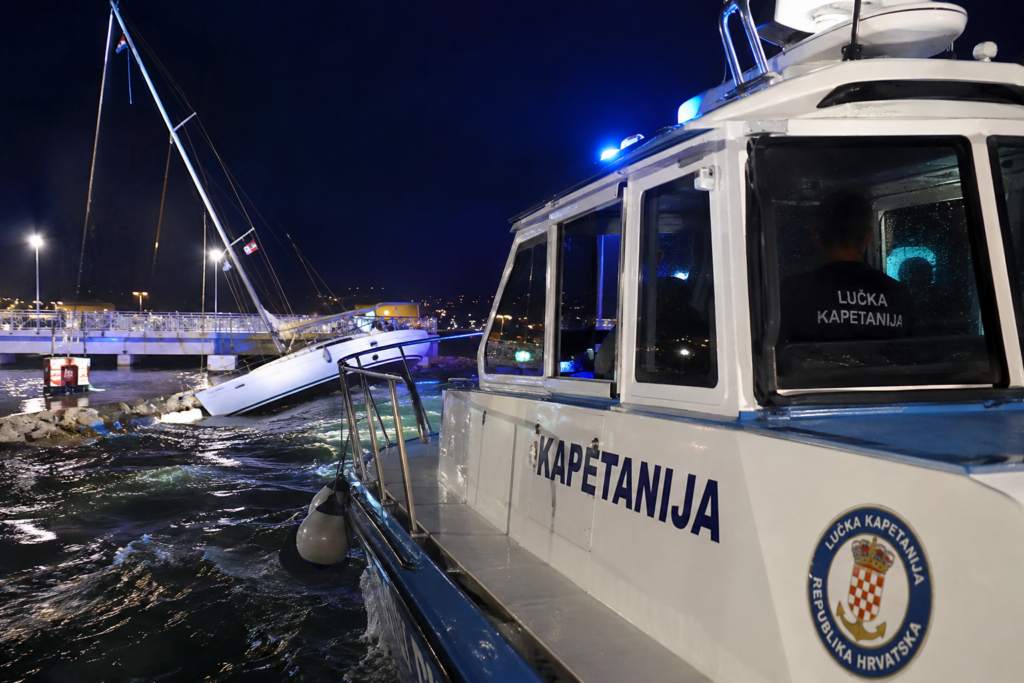 Jadran je noćas podivljao! Nasukavali se brodovi, jedrilica udarila u most, brodolomce izvlačili iz mora